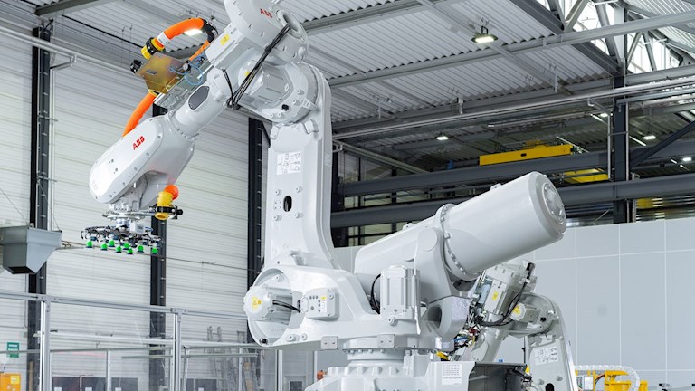 ABB 扩充大型工业机器人阵列，冲压与焊装节拍继续提升